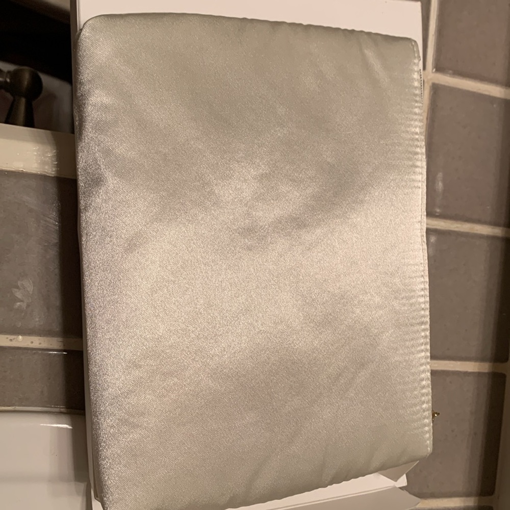 Channel Makeup Pouch - Picture 5 of 8
